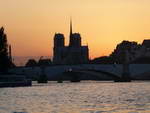 Schifffahrt die Seine mit Schiffen im Hintergrund Notre Dame.